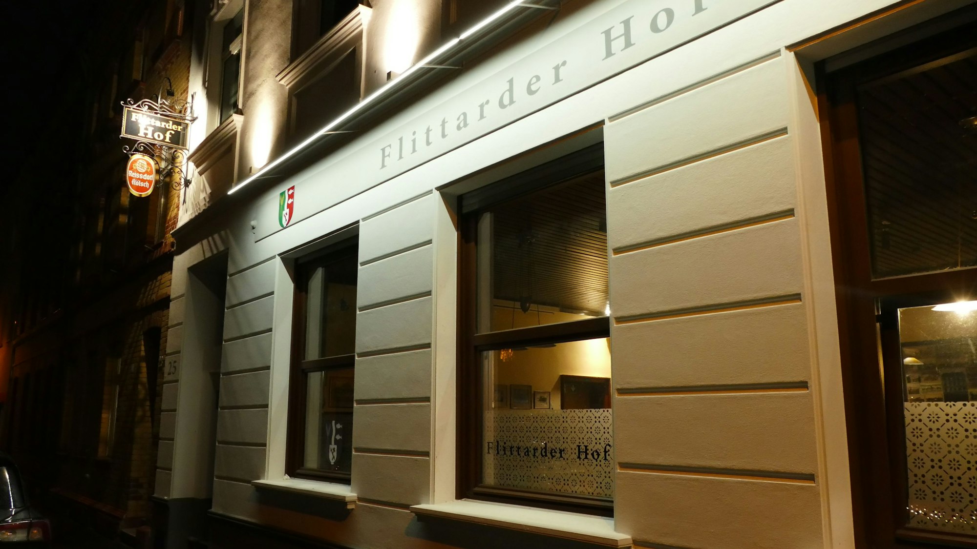 Die Außenansicht einer Kneipe ist zu sehen.