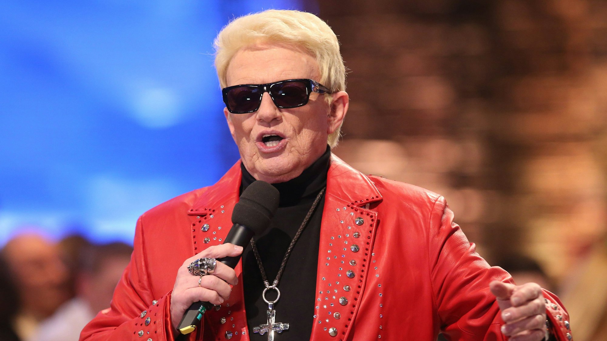 Heino singt in ein Mikrofon.