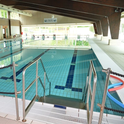 Das Foto zeigt das Hallenbad von Kürten