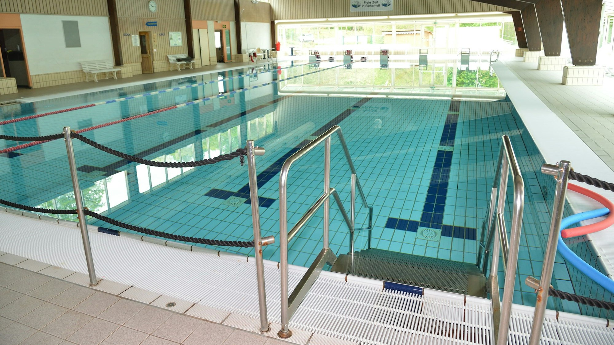 Eine Treppe ragt in da Becken des Splash Bads Kürten.