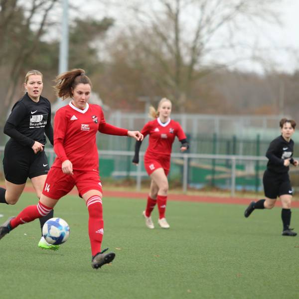 Laura Barber, Spielerin von Füssenich, auf dem Weg zum Tor.