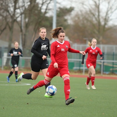 Laura Barber, Spielerin von Füssenich, auf dem Weg zum Tor.