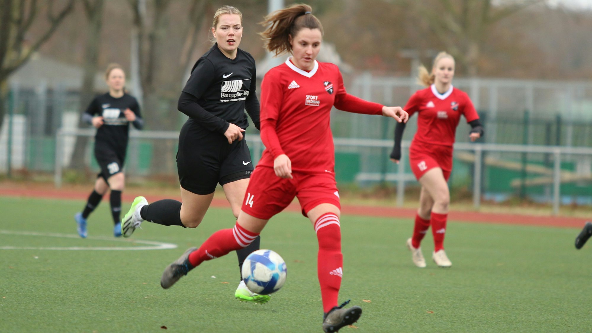 Laura Barber beim Torschuss. Eine Gegenspielerin verfolgt sie.