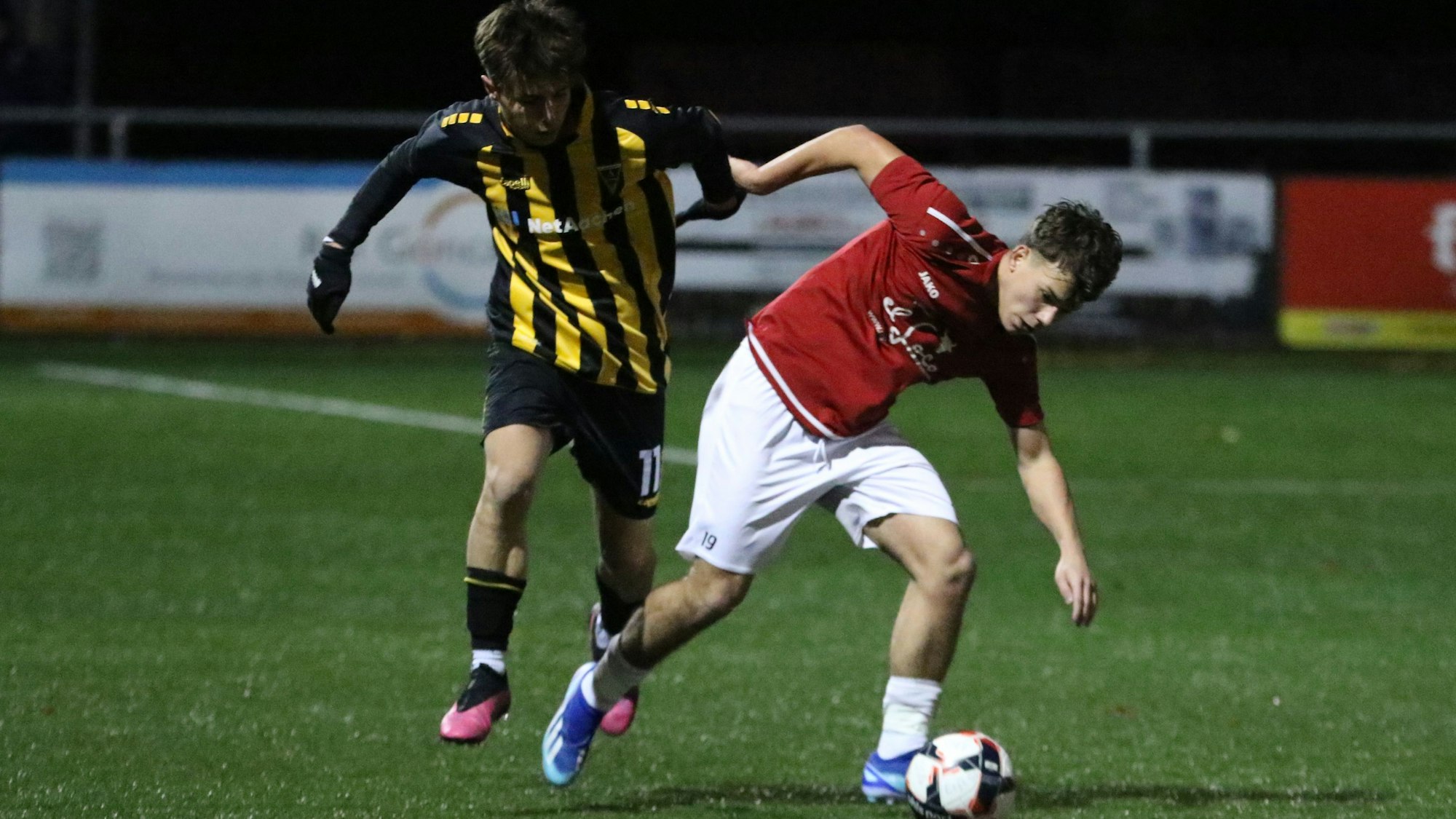 Zweikampf zwischen Jean-Luca Salamon und seinem Gegenspieler. Salamon gerät leicht ins Straucheln, setzt sich aber durch.