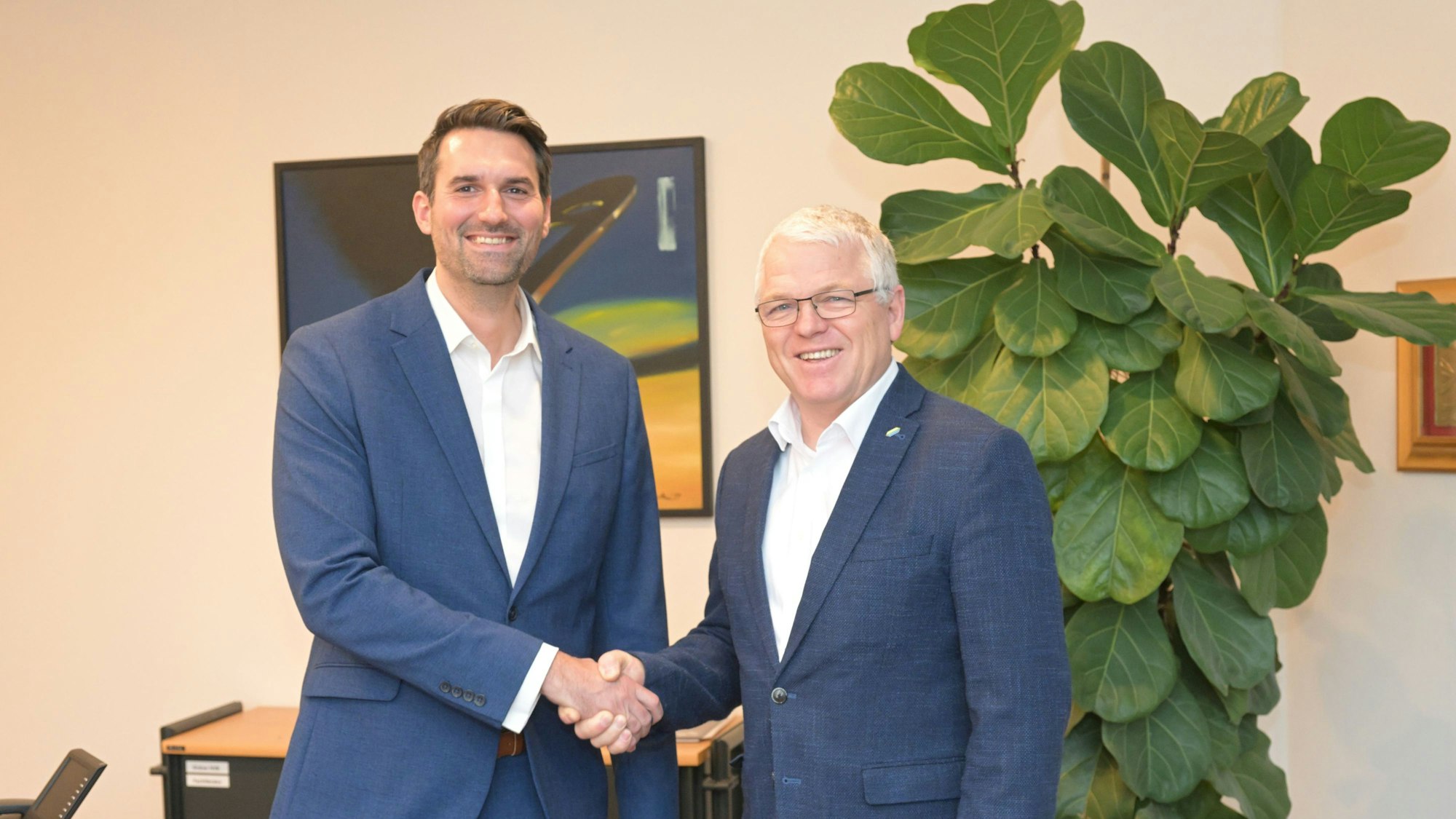 Ein Handschlag und viele Hoffnungen: Investor Alexander Steffens mit Bürgermeister Willi Heider.