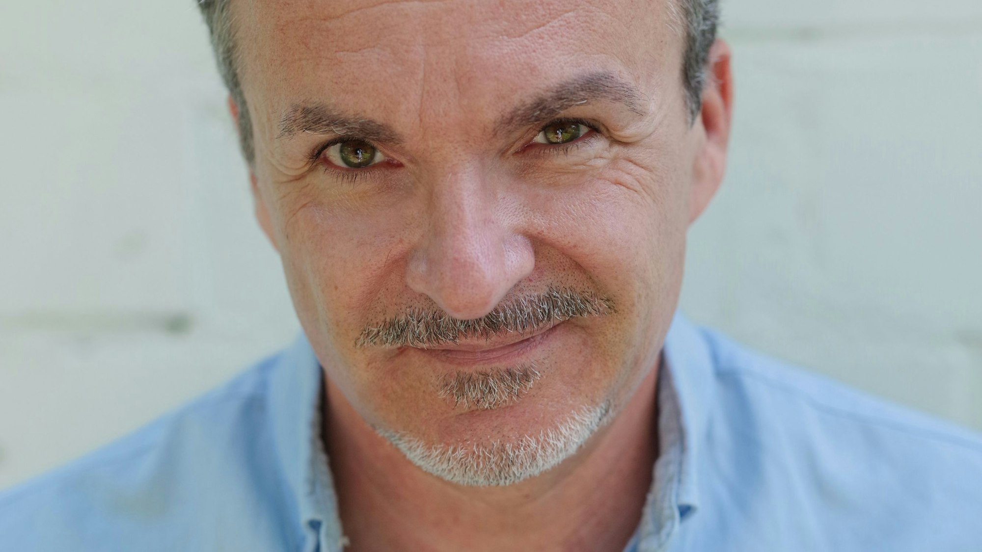 Porträtbild eines Mannes im mittleren Alter mit kurzem Bart.