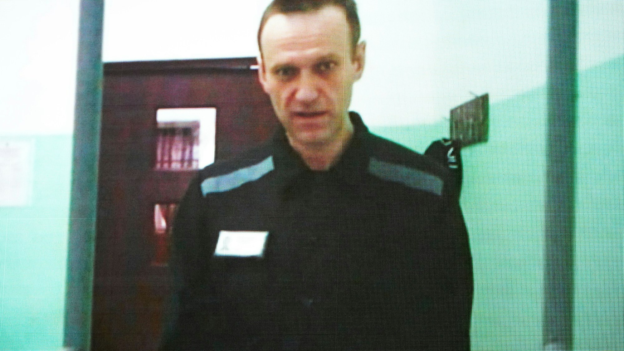 Dieses Foto einer Live-Übertragung zeigt Alexej Nawalny, Oppositionspolitiker aus Russland, während einer Anhörung vor dem Obersten Gerichtshof. Seit Acht Tagen fehlt jedes Lebenszeichen des Kremlkritikers. (Archivbild)