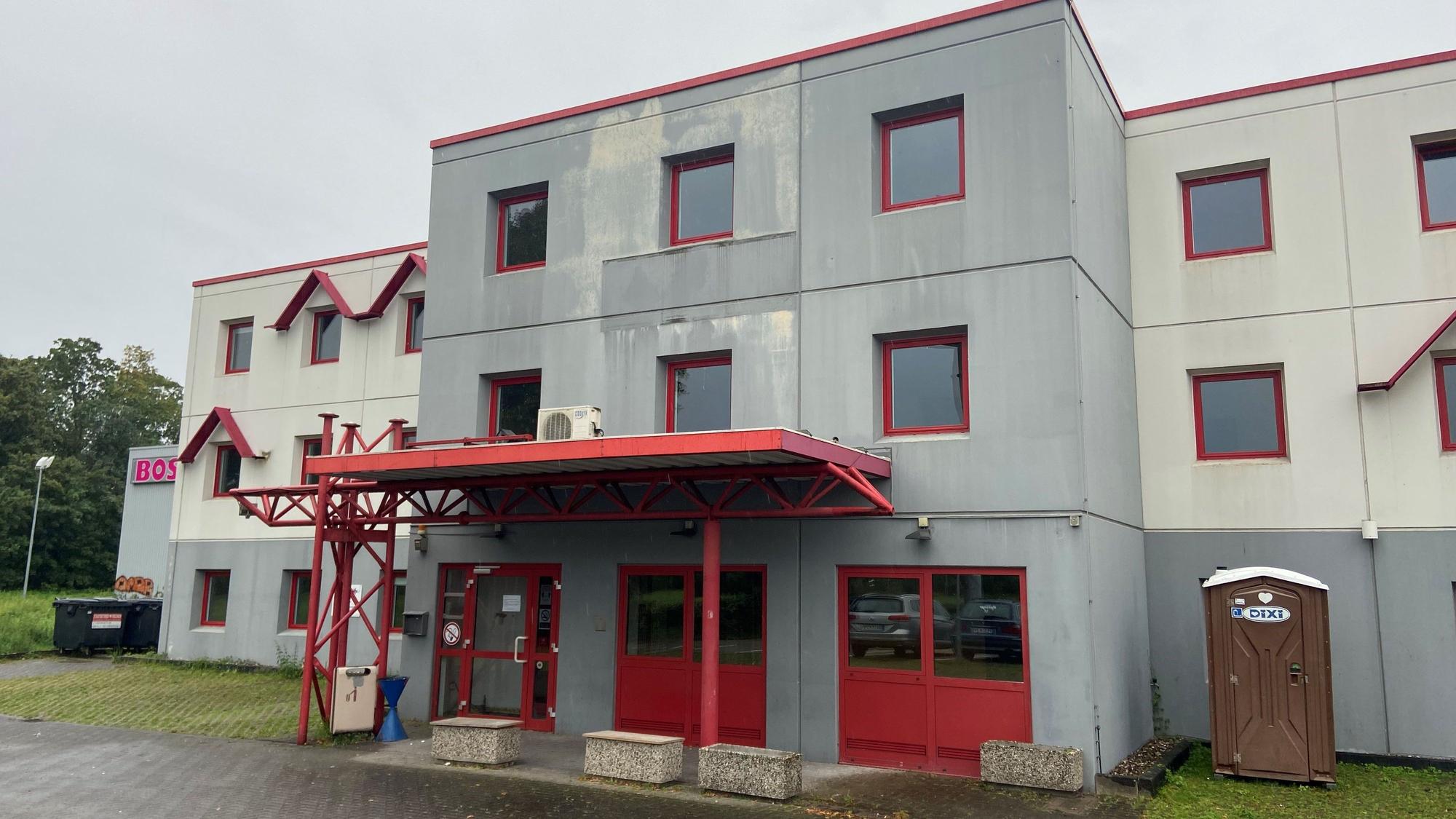Auf dem Bild ist ein ehemaliges Hotel zu sehen, das zur Flüchtlingsunterkunft umgebaut wird.