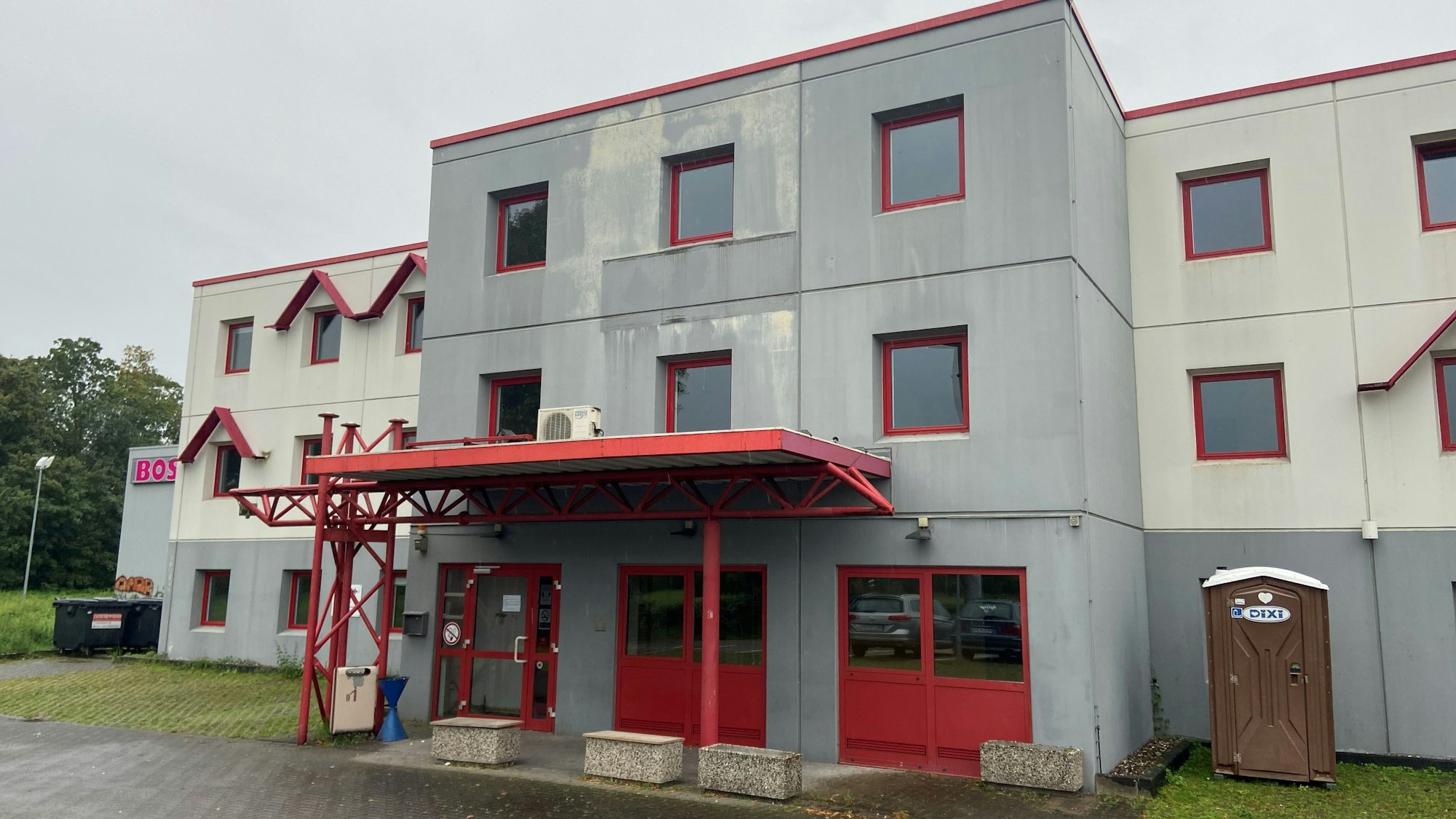 Auf dem Bild ist ein ehemaliges Hotel zu sehen, das zur Flüchtlingsunterkunft umgebaut wird.