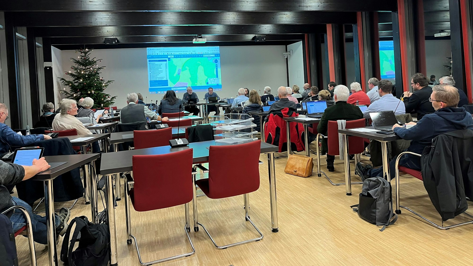 Blick in einen Raum bei einer Sitzung.