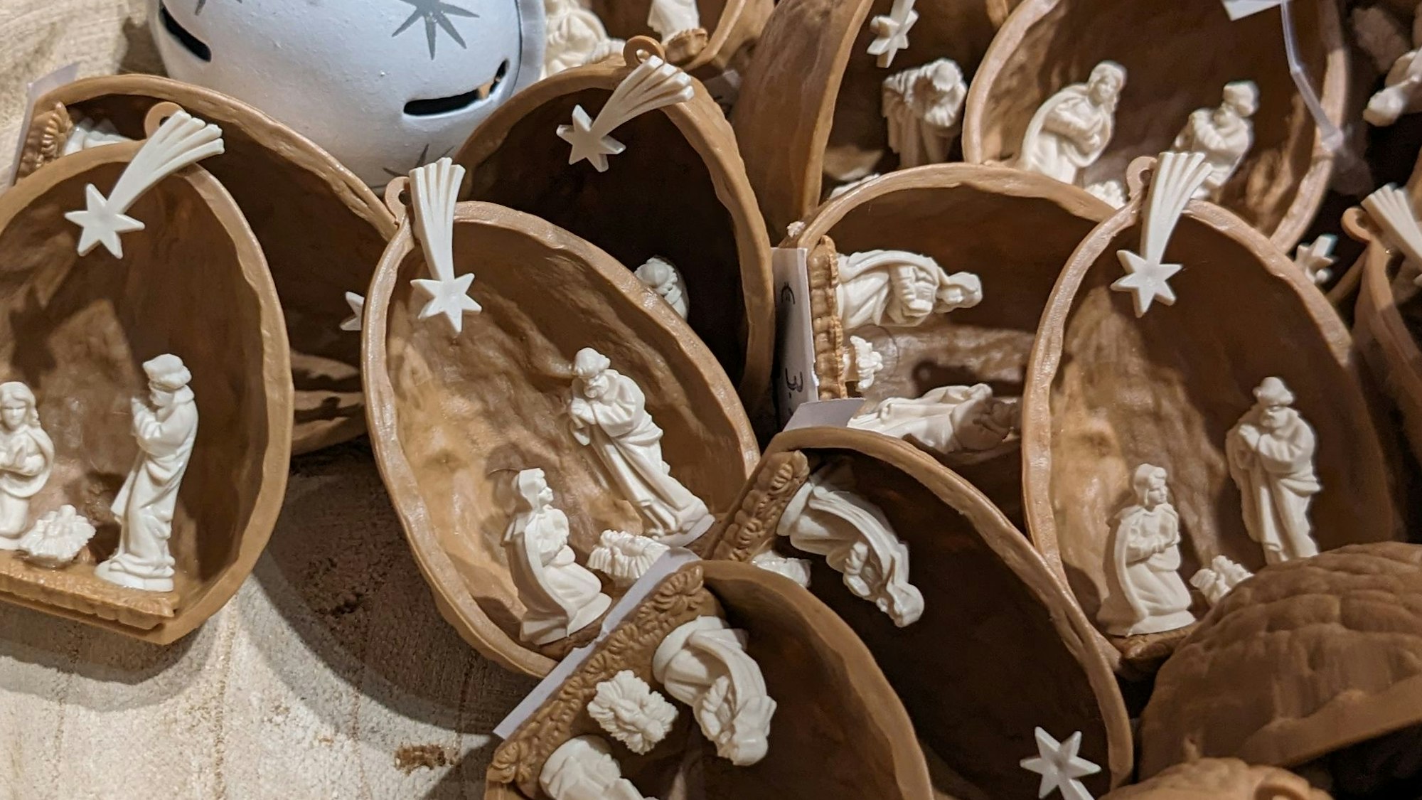 Krippen in Nussschalen aus Kunststoff.