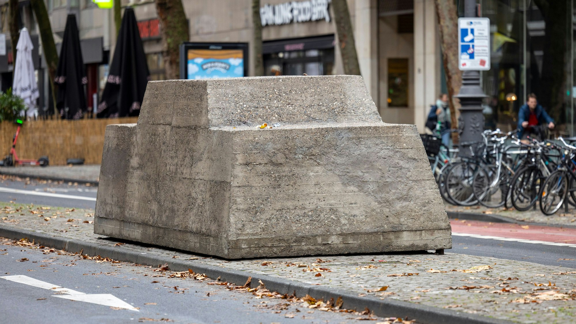 Die Aktionsplastik „Ruhender Verkehr“ von 1969 am Kölner Hohenzollernring.