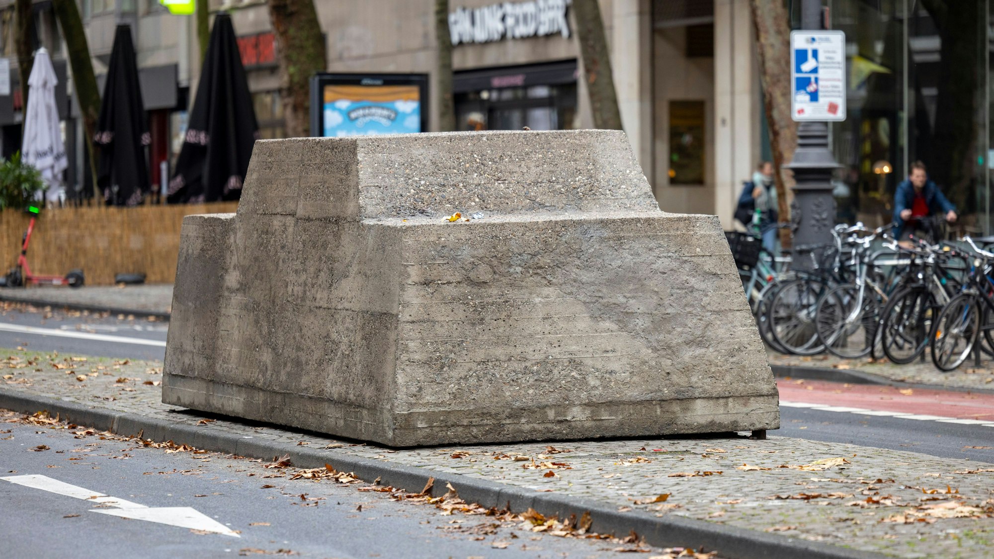 Die Aktionsplastik „Ruhender Verkehr“ von 1969 am Kölner Hohenzollernring.