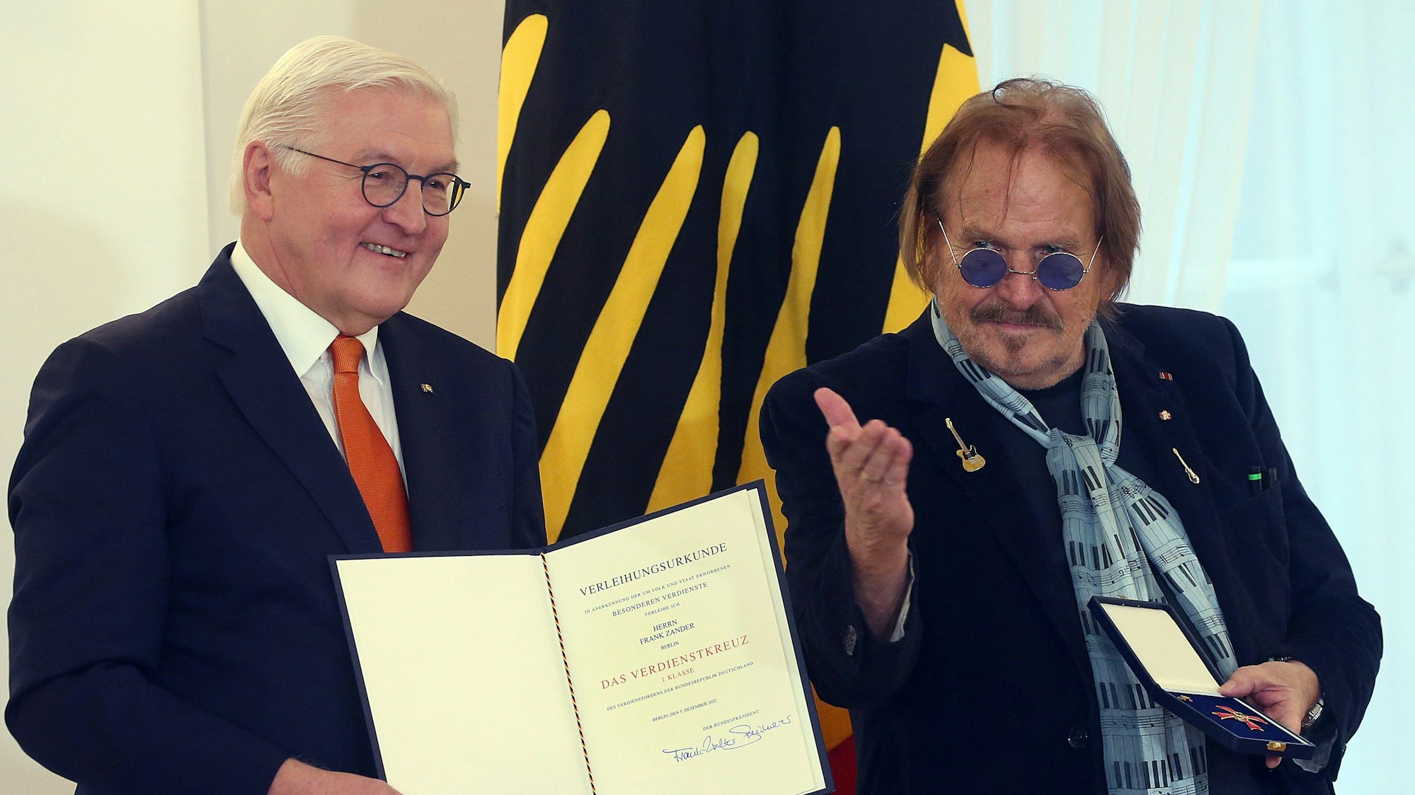 Bundespräsident Frank-Walter Steinmeier (r) verleiht den Verdienstorden der Bundesrepublik Deutschland 1. Klasse zum Tag des Ehrenamtes an Frank Zander.