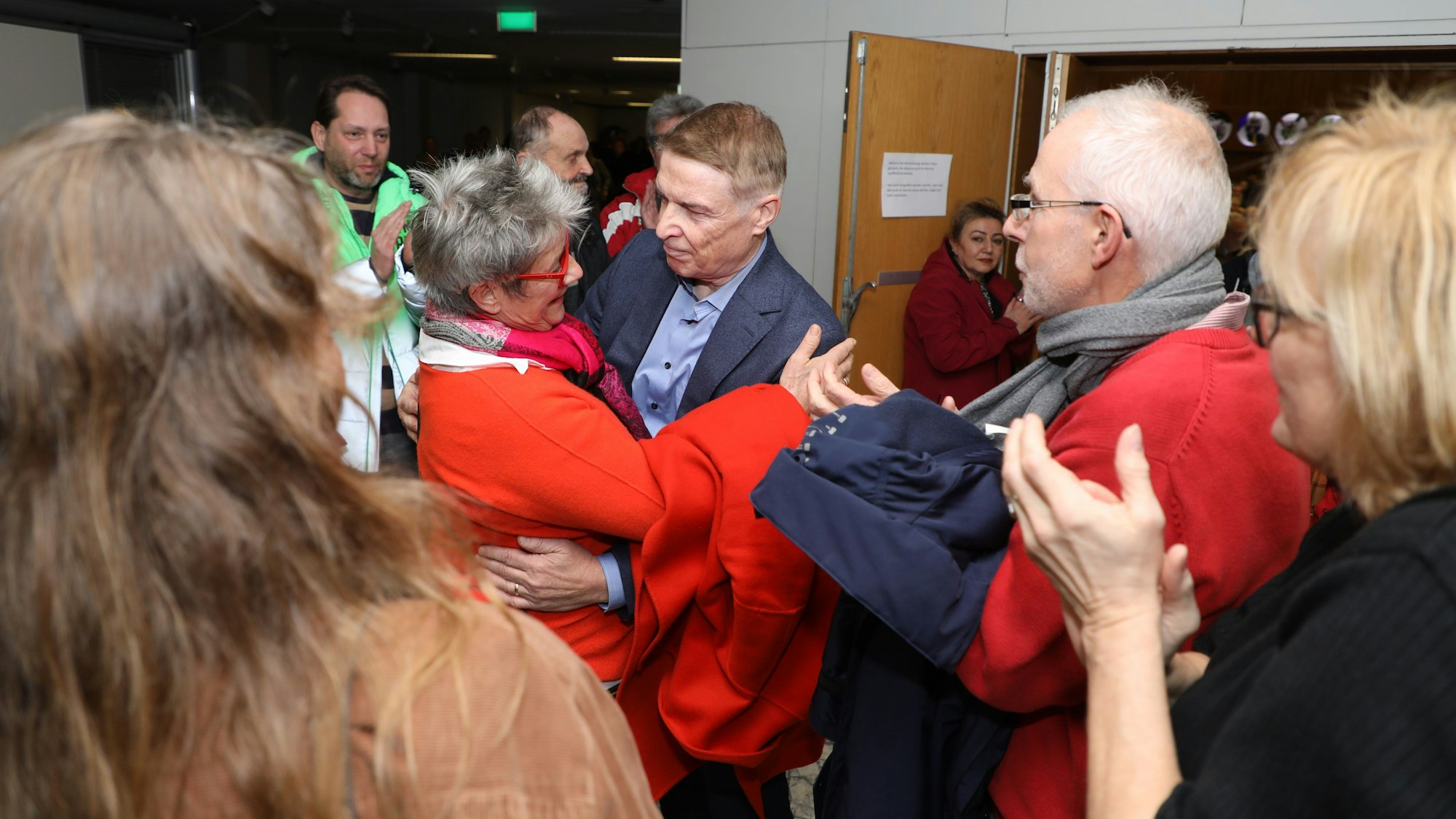 Kreisdirektor Dr. Erik Werdel (CDU) im Kreis von Unterstützern nach dem Rückzug des Antrags von CDU und Grünen zur Abschaffung des Kreisdirektor-Amts im Foyer des Kreishauses.