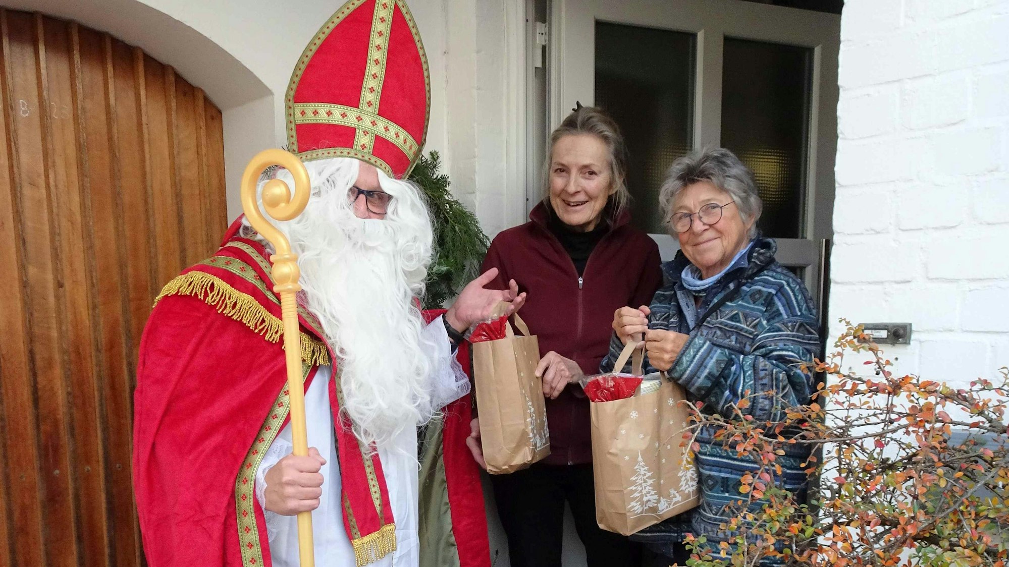 Nikolaus Ludwig Lambertz besucht Brigitte Dietz (violetter Pulli)und Erika Schulte in Buschhoven.