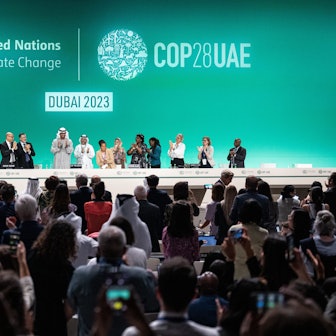 13.12.2023, Vereinigte Arabische Emirate, Dubai: Sultan al-Dschaber, Präsident der COP28, (M) und weitere Teilnehmer auf der Konferenz applaudieren. Am Mittwochmorgen legte die COP-Präsidentschaft einen überarbeiteten Entwurf für den Abschlusstext vor. Dieser wurde zwar nachgeschärft aber enthält kein klares Aus für fossile Brennstoffe. Foto: Hannes P. Albert/dpa +++ dpa-Bildfunk +++