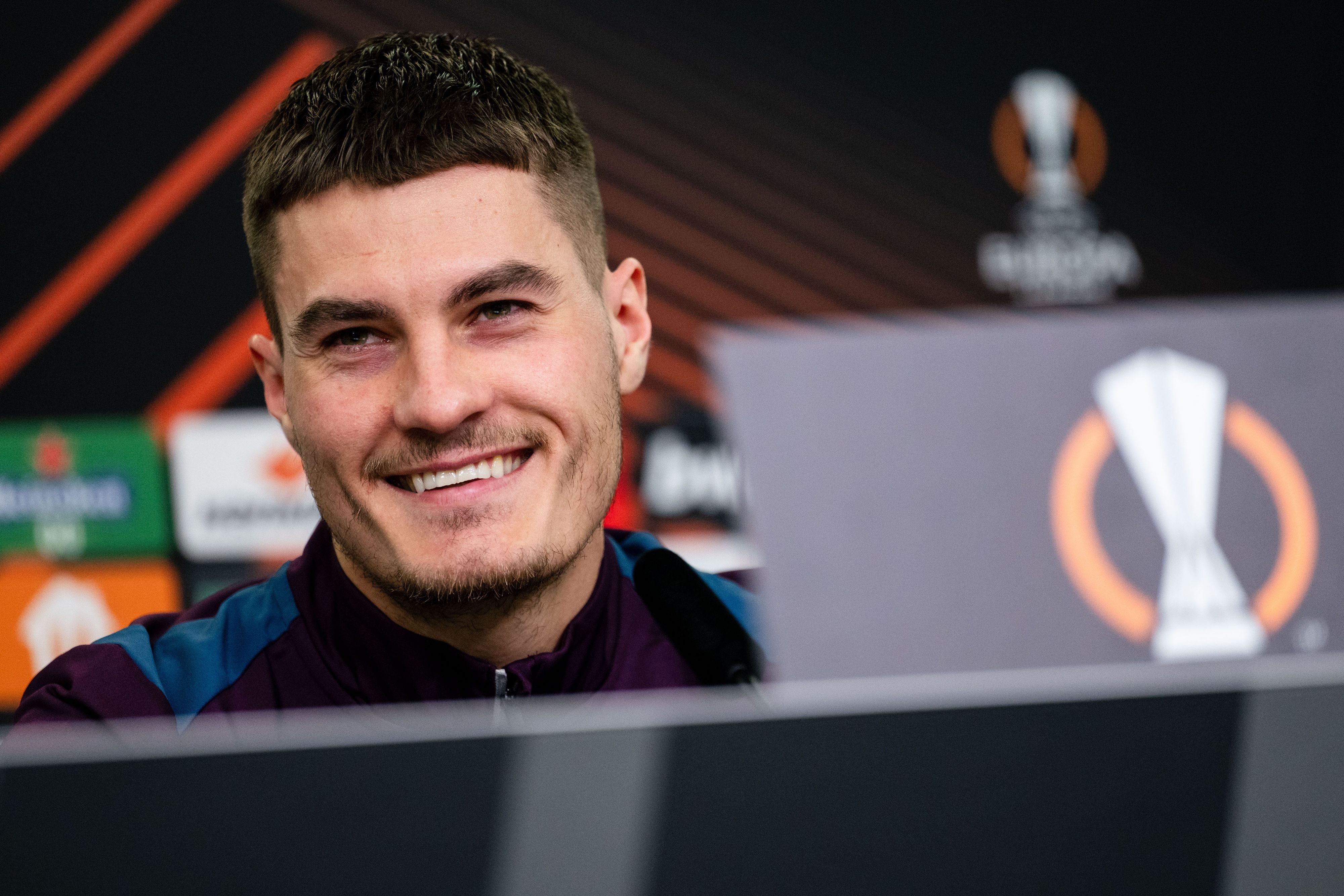 Fußball: Europa League, Bayer Leverkusen - Molde FK, Leverkusens Patrik Schick lächelt während der Pressekonferenz.