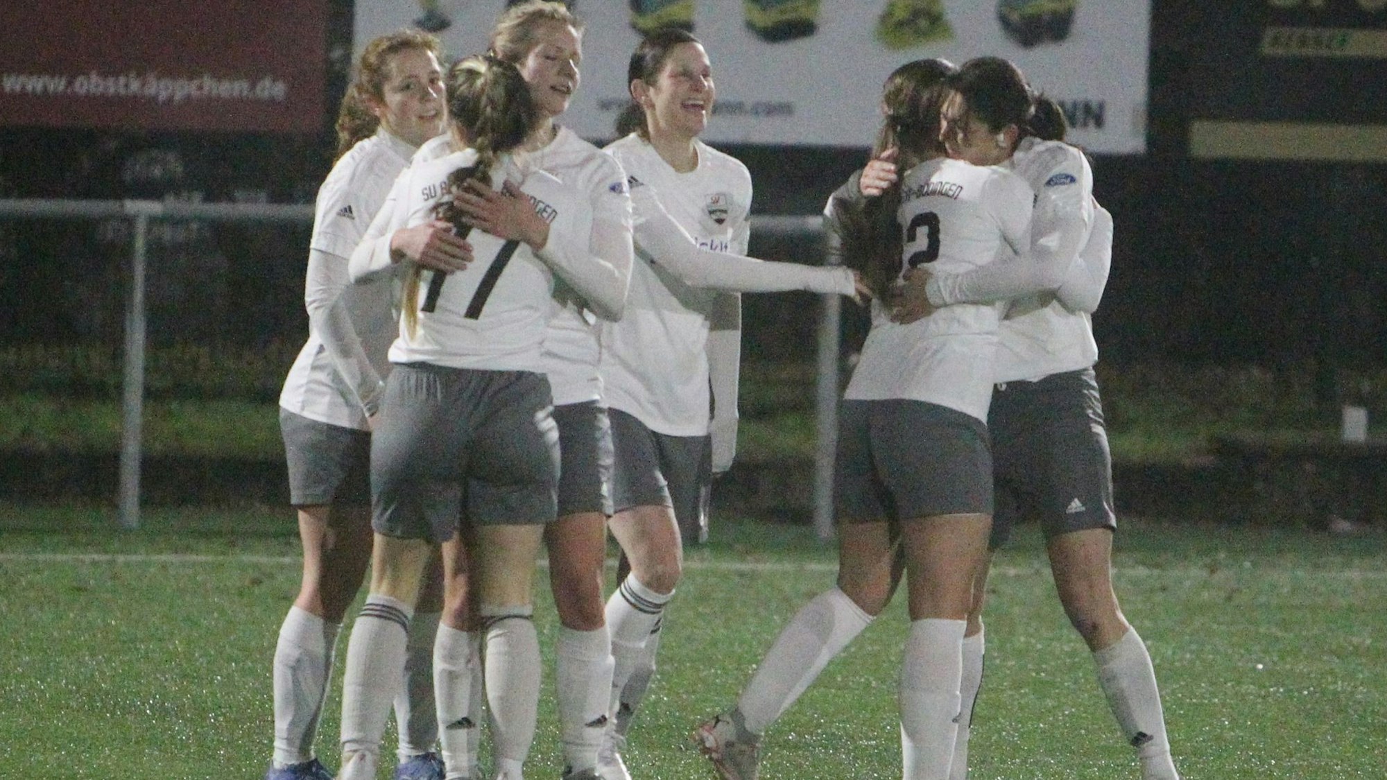 Die Spielerinnen des SV Allner-Bödingen freuen sich über den Treffer zum 2:0.
