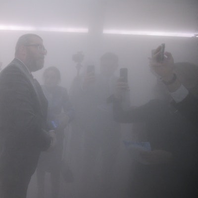 Der rechtsradikale polnische Politiker Grzegorz Braun kurz nach dem er die Chanukka-Kerzen mit einem Feuerlöscher im polnischen Parlamentsgebäude gelöscht hat. Im Hintergrund ist Magdalena Gudzinska von der jüdischen Gemeinde zu sehen.