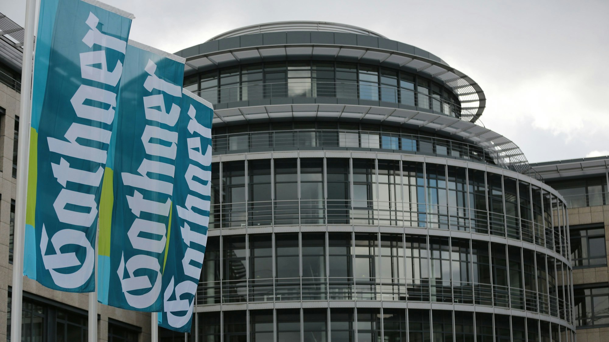 Fahnen wehen in Köln vor der Zentrale des Versicherung Gothaer.