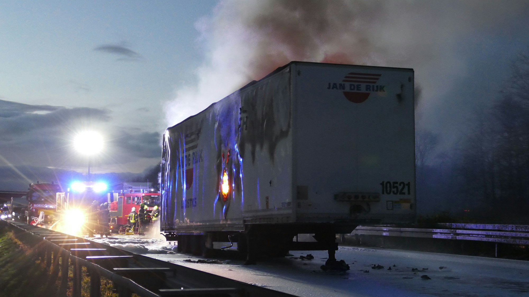 Ein Lastwagen steht brennend auf der Autobahn 61.
