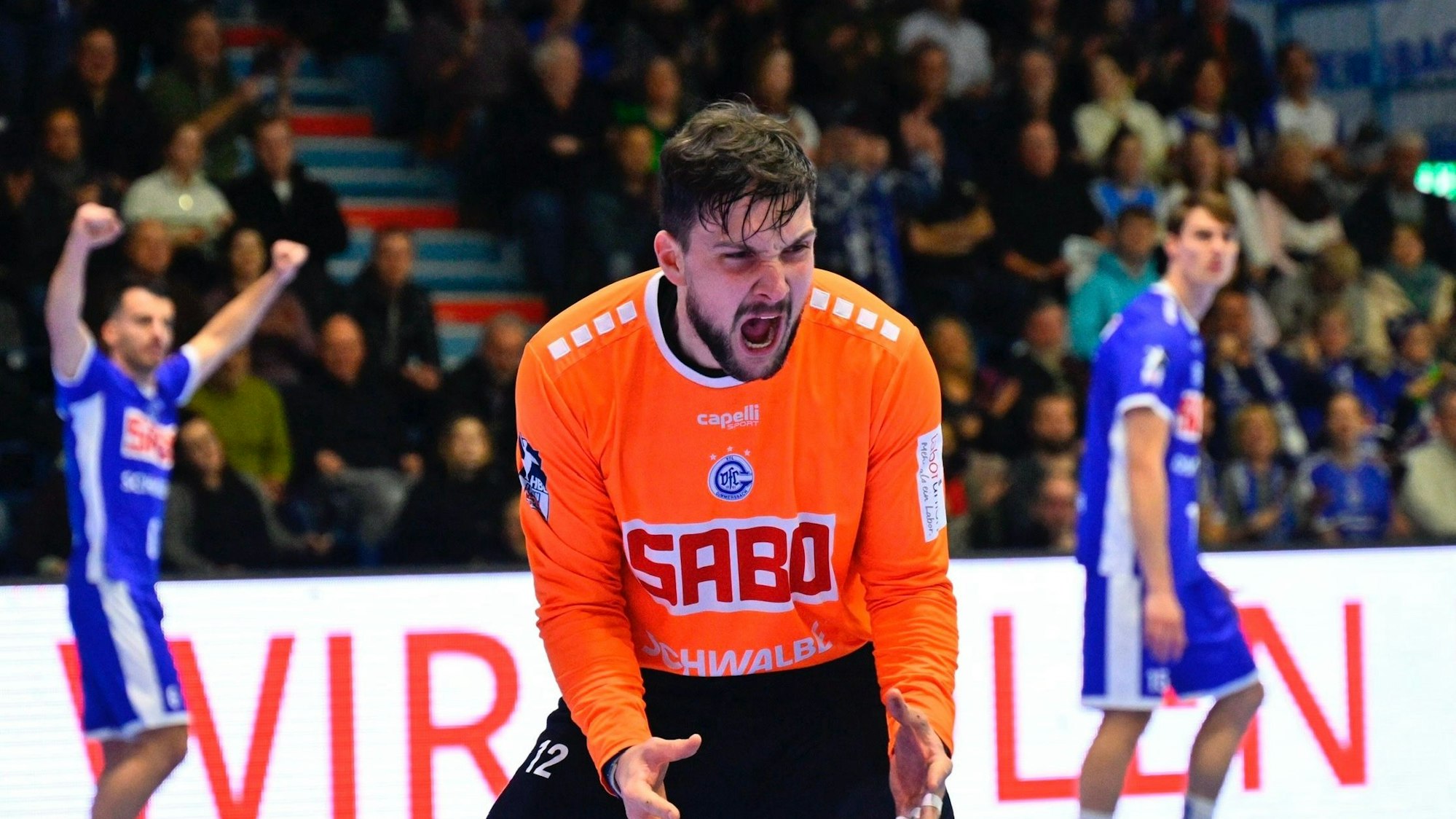 VfL-Torhüter Daniel Rebmann beim Torjubel.