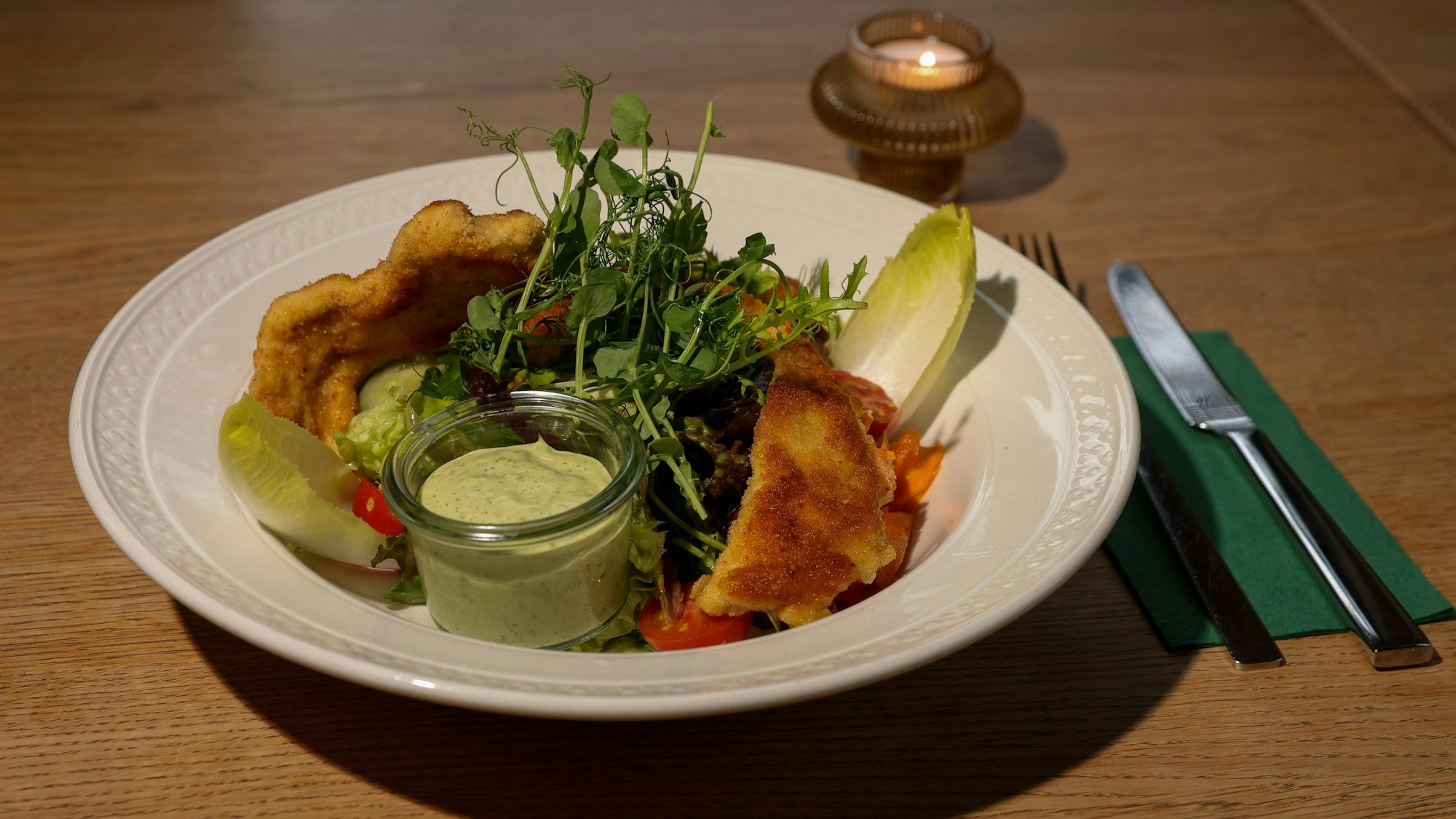 Marktsalat mit gebackenem Kikok-Hühnchen und Frankfurter Grüner Sauce