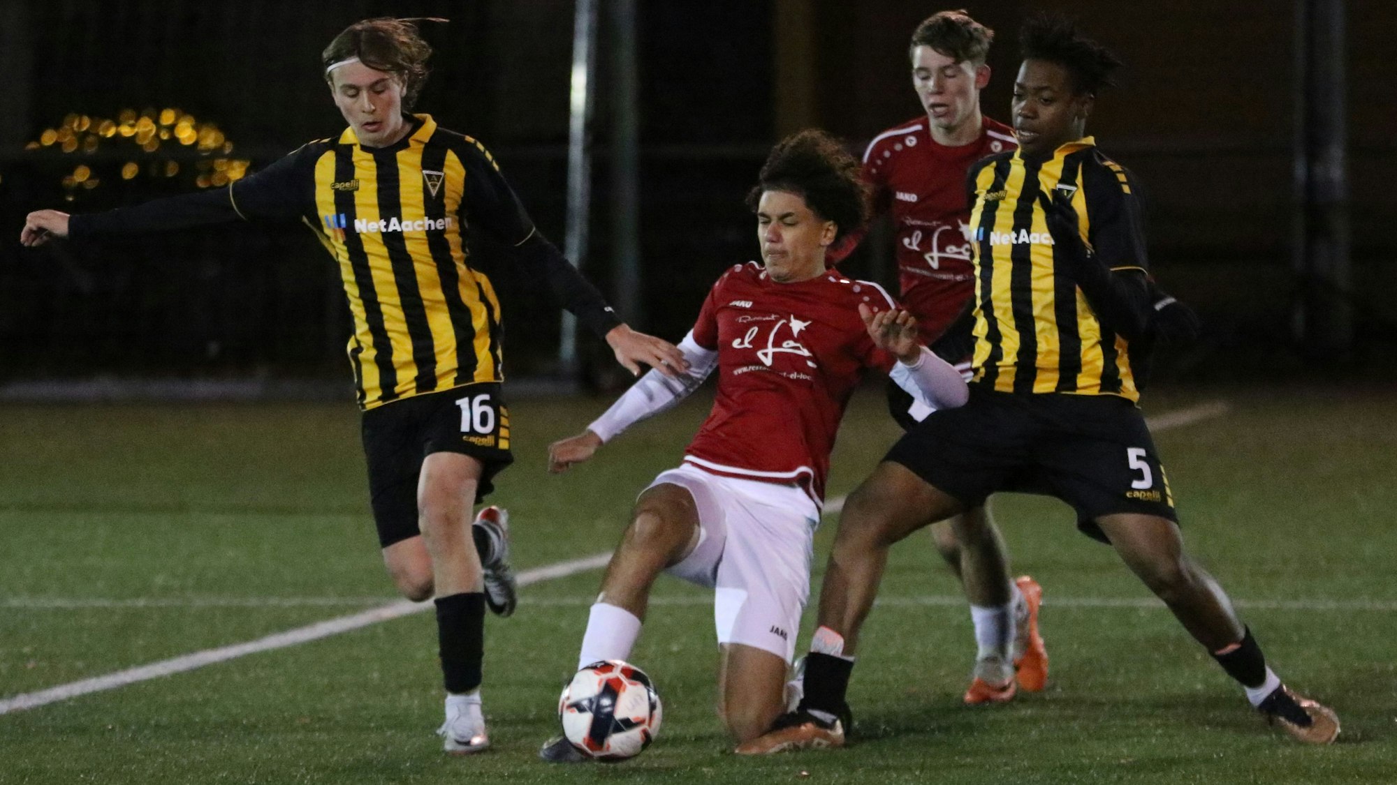 Umgeben von Aachener Gegenspielern spitzelt Salah-Eddine El-Akrouch den Ball weg. Dabei kniet er.