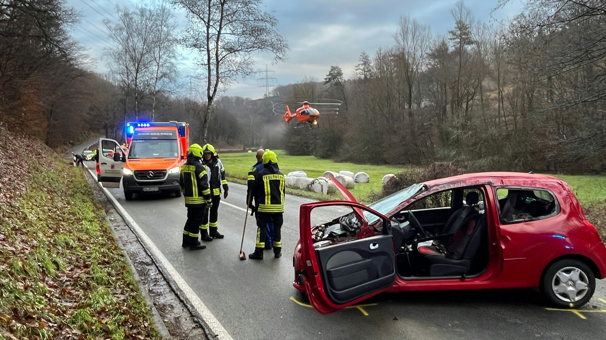 Bei einem Unfall auf der Landstraße 312 bei Schabernack ist eine 26 Jahre alte Autofahrerin schwer verletzt worden. Ihr Wagen überschlug sich zwei Mal.