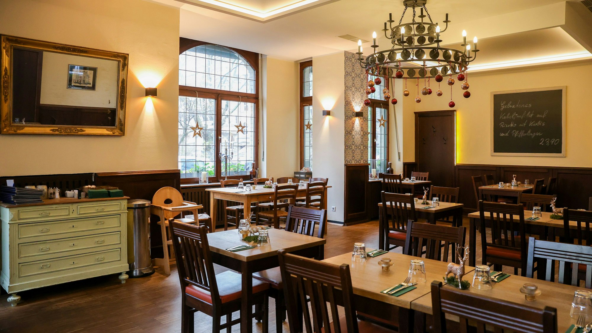 Rustikale Holztische und Stühle, gemütliche Atmosphäre.