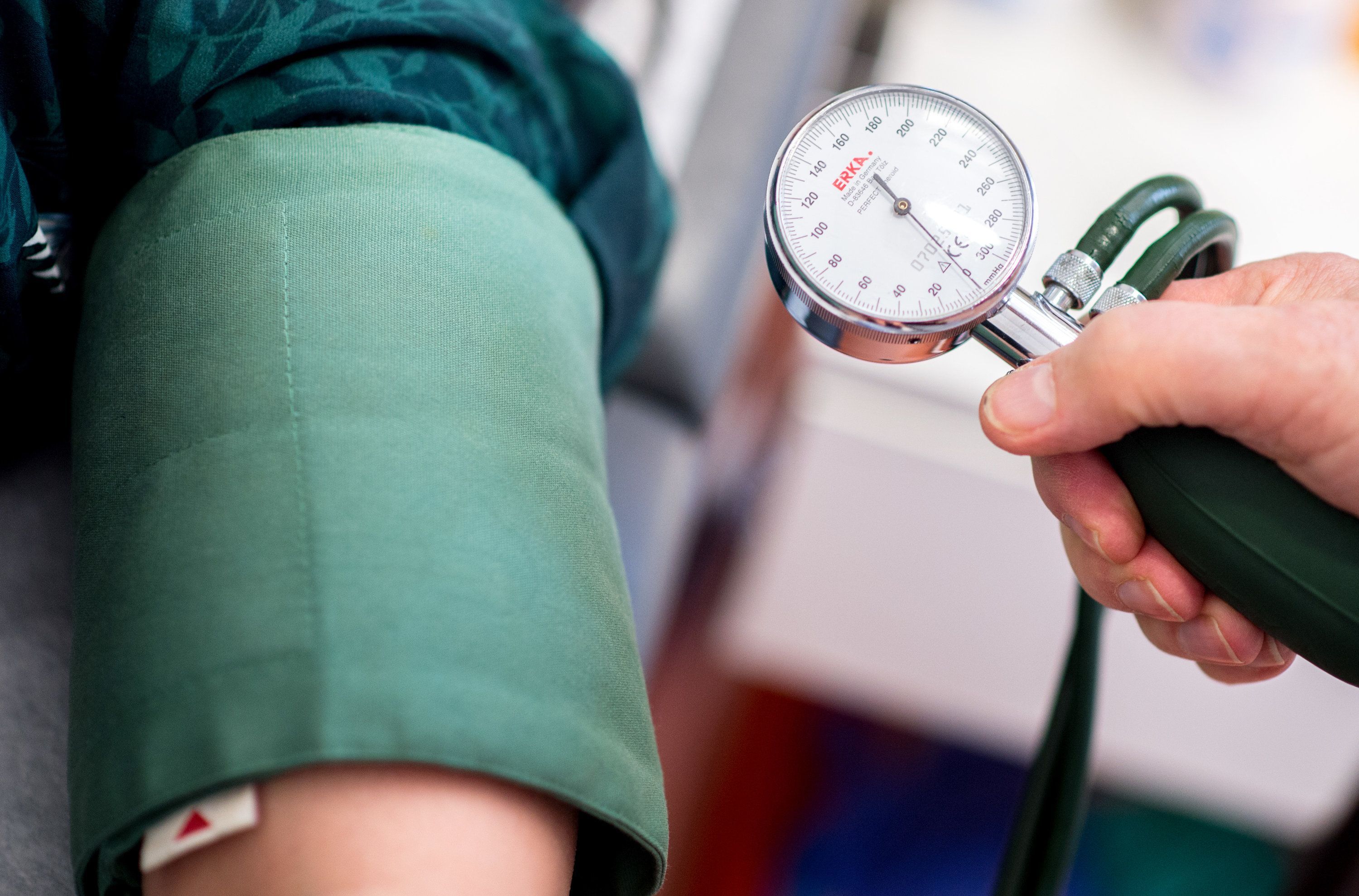 Ein Arzt misst in der Notfall-Triage-Praxis im Klinikum an der Salzdahlumer Straße den Blutdruck einer Patientin.(Symbolbild)