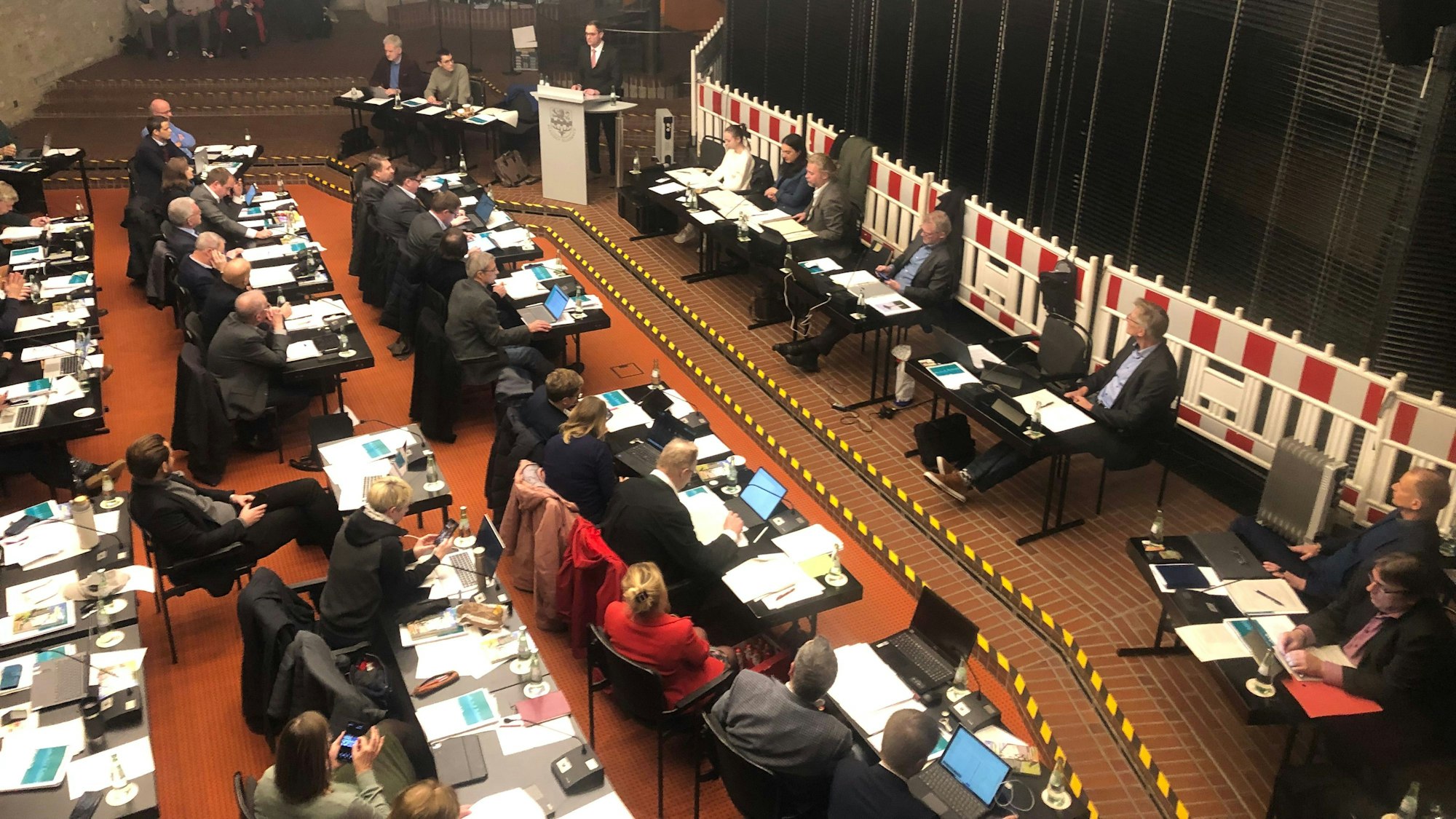 Im Ratssaal Bensberg sitzen Politiker.