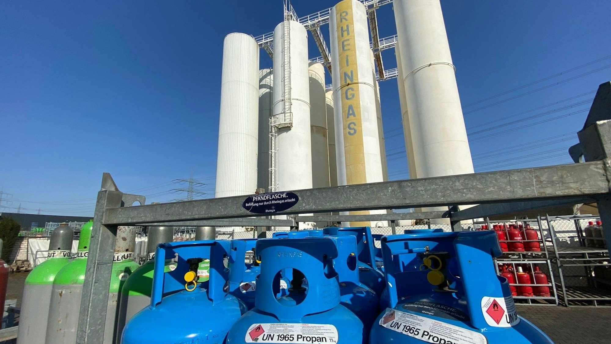 Zu sehen sind die Tanks des Unternehmen Rheingas in Brühl.