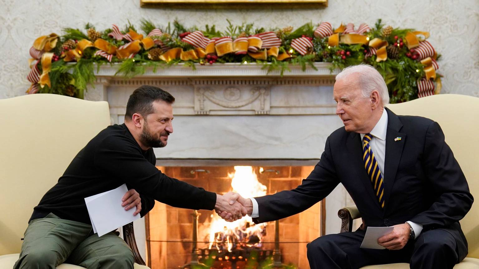 Joe Biden (r), Präsident der USA, schüttelt Wolodymyr Selenskyj, Präsident der Ukraine, die Hand, während sie sich im Oval Office des Weißen Hauses treffen.