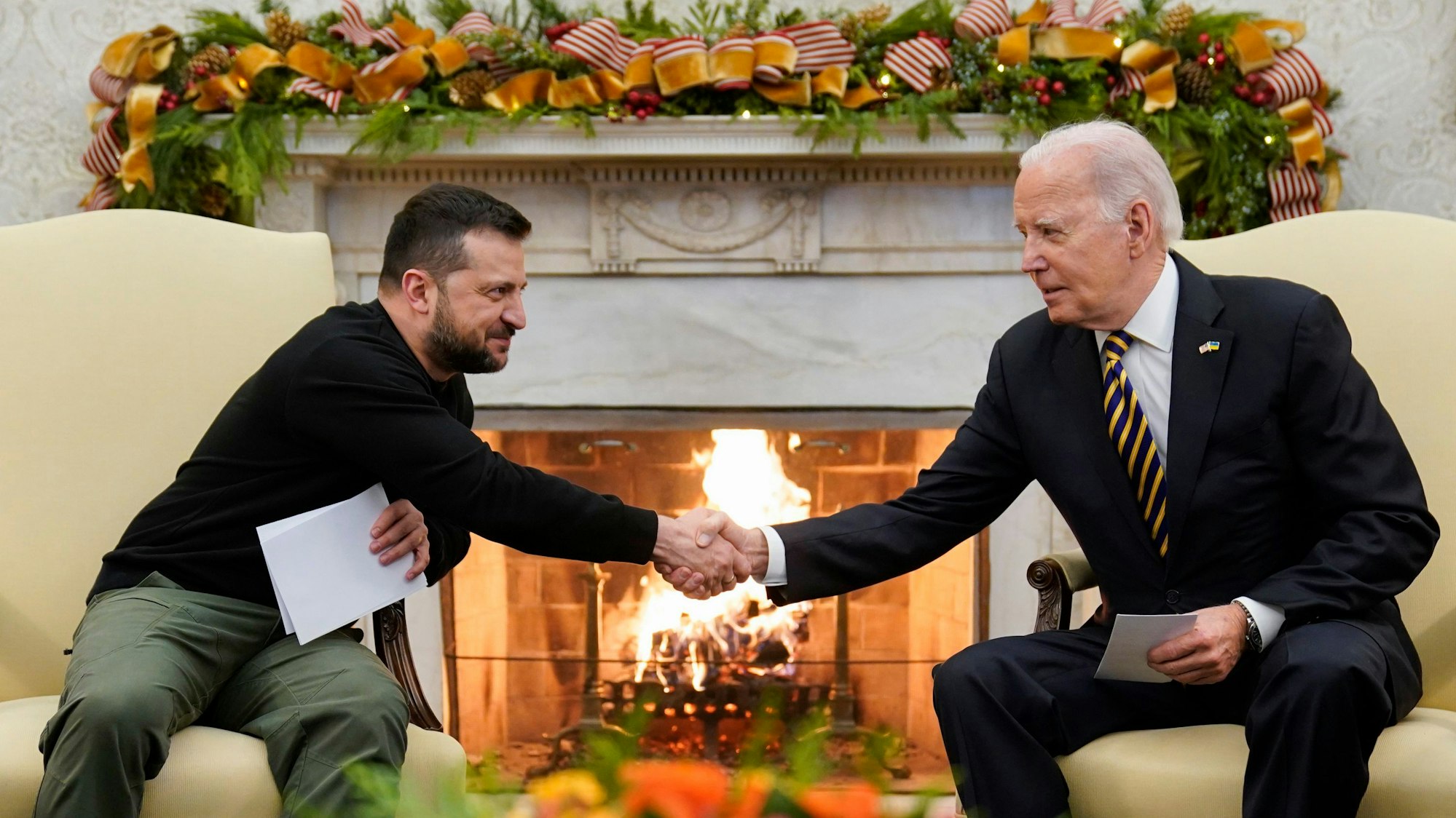 Joe Biden (r), Präsident der USA, schüttelt Wolodymyr Selenskyj, Präsident der Ukraine, die Hand, während sie sich im Oval Office des Weißen Hauses treffen.