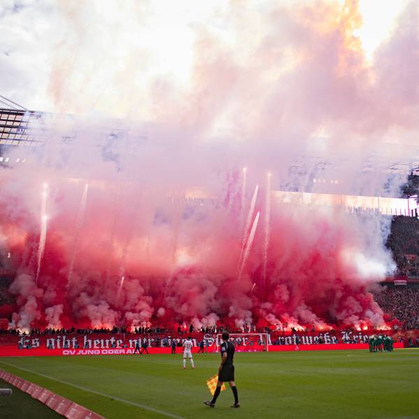 Cologne, Germany. 22nd Oct 2023. Feuerwerkskörper fliegen aus der Südkurve 1. FC Köln - Borussia Mönchengladbach 22.10.2023 *** Cologne, Germany 22nd Oct 2023 Fireworks fly out of south curve 1 FC Köln Borussia Mönchengladbach 22 10 2023