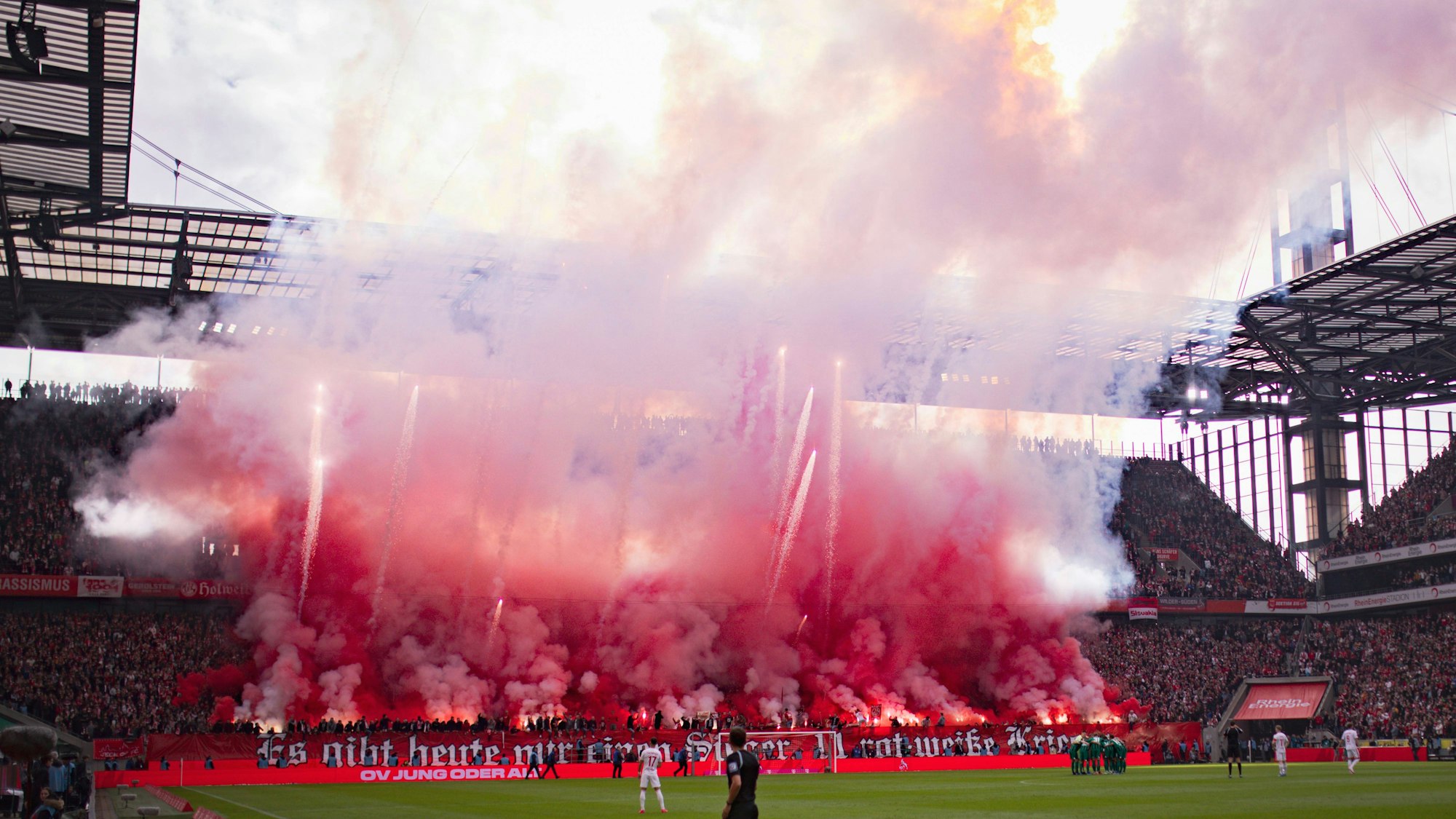 Cologne, Germany. 22nd Oct 2023. Feuerwerkskörper fliegen aus der Südkurve 1. FC Köln - Borussia Mönchengladbach 22.10.2023 *** Cologne, Germany 22nd Oct 2023 Fireworks fly out of south curve 1 FC Köln Borussia Mönchengladbach 22 10 2023