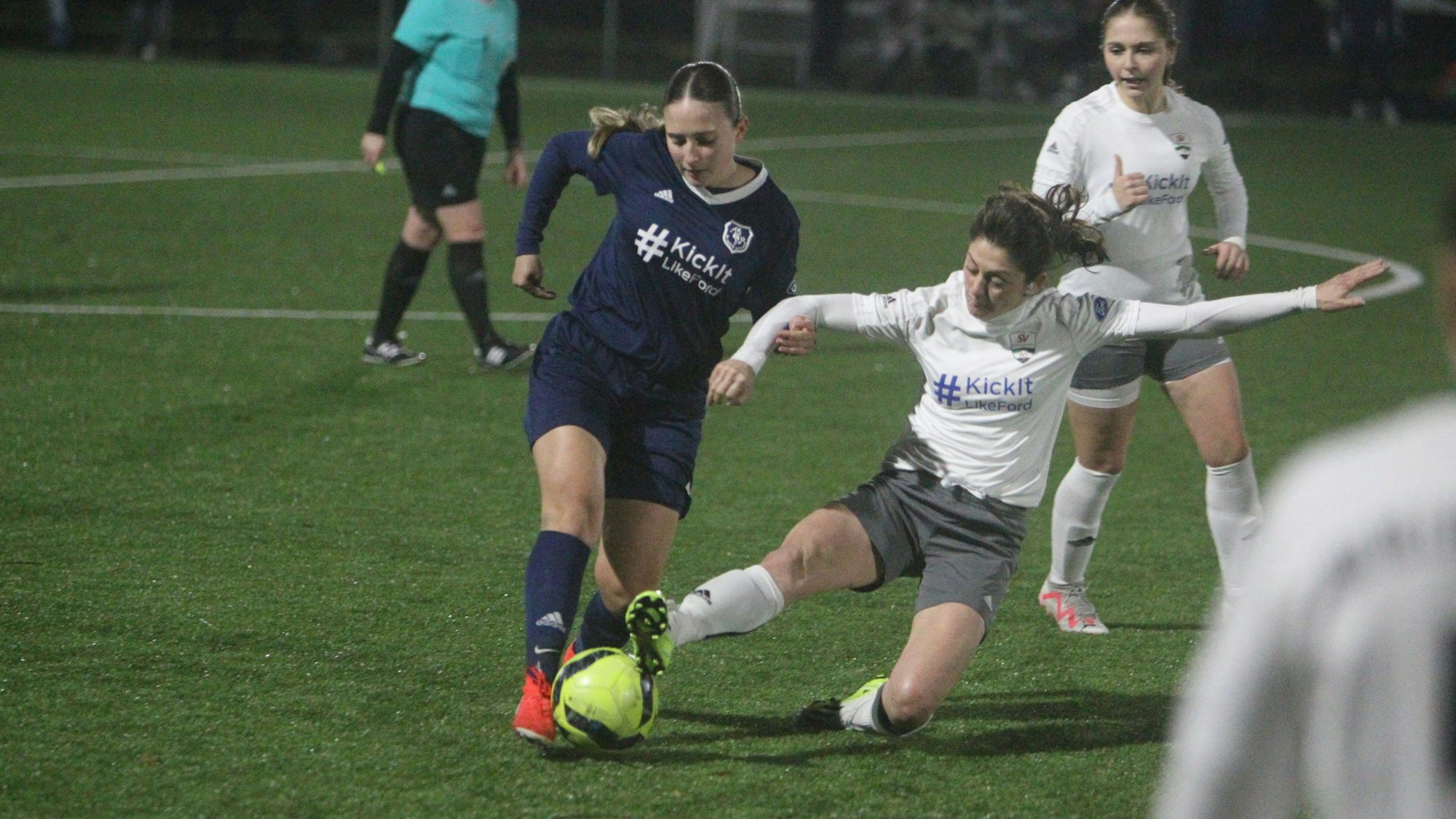 Packende Duelle lieferten sich die Teams im Derby: Hier grätscht Allners Bahar Kavas (rechts) gegen Yasmin Blankenberg.