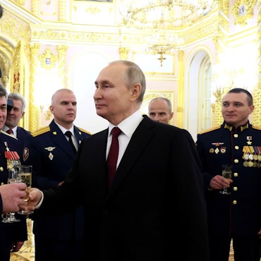 Der russische Präsident Wladimir Putin stößt mit Soldaten an, die als „Helden Russlands“ ausgezeichnet wurden. Mehr als 300.000 russische Soldaten sollen seit Kriegsbeginn getötet oder verwundet worden sein.