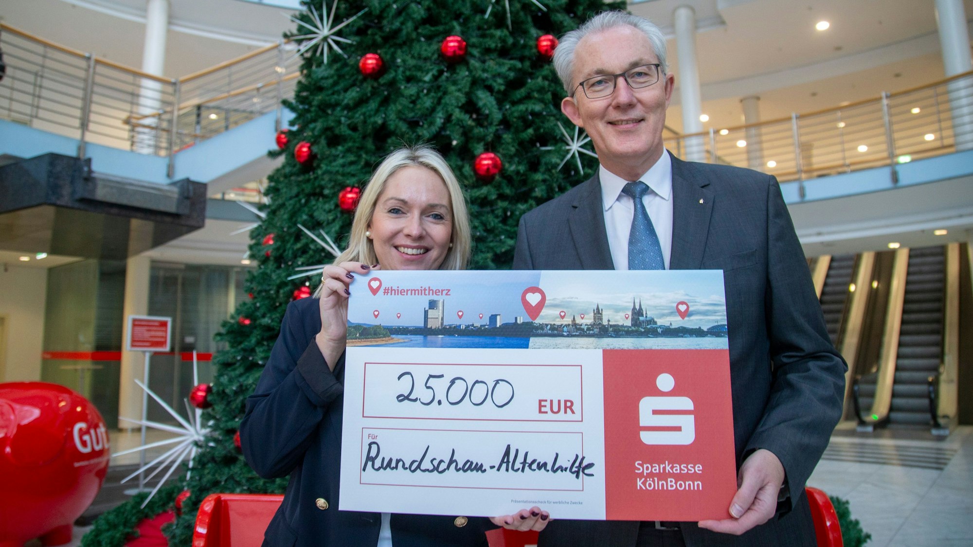 Julia Heinen freut sich über den großzügigen Spendenscheck, den ihr Ulrich Voigt, Vorstandsvorsitzender der Sparkasse, überreicht.