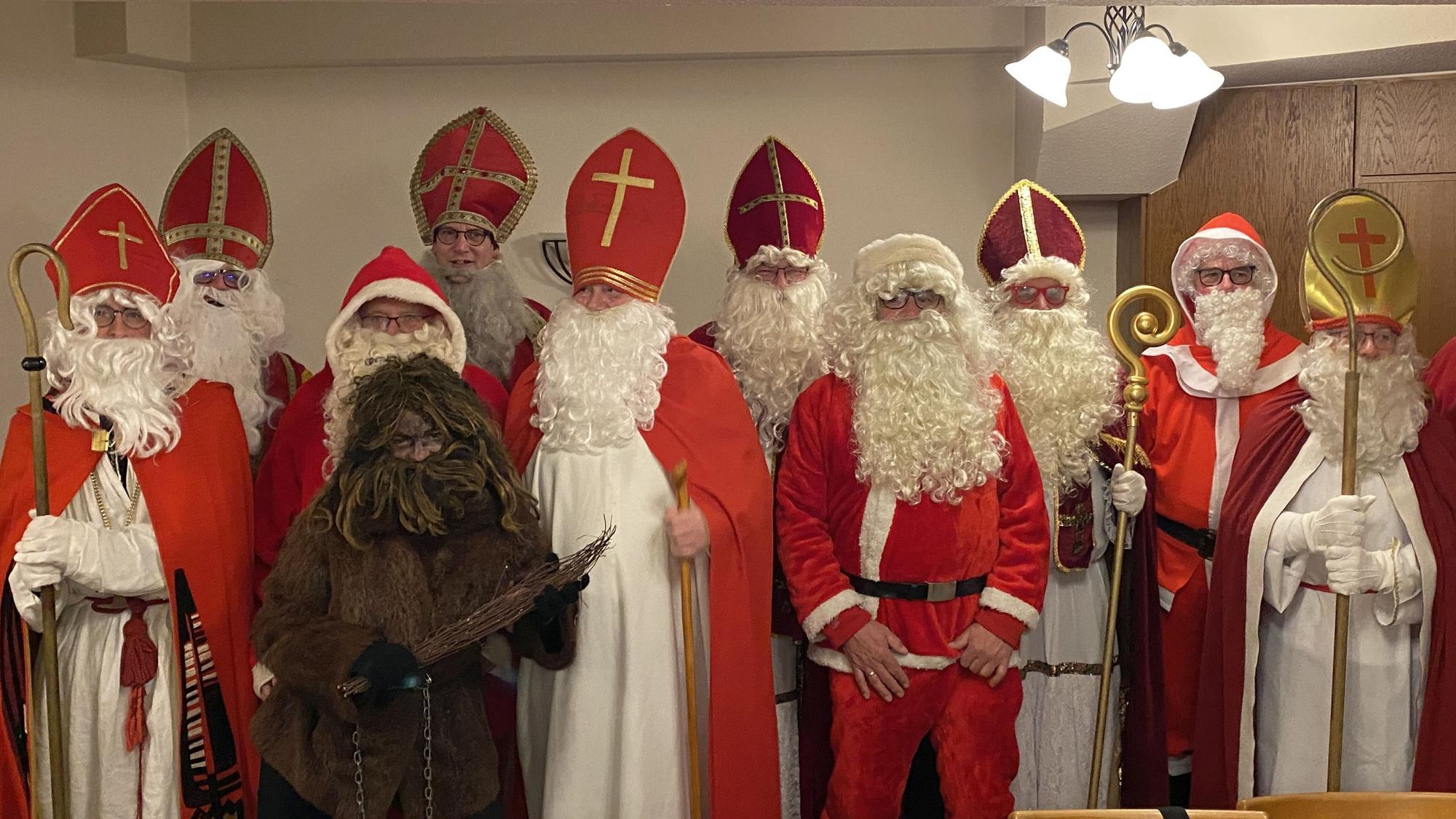 Gruppenfoto der Buschhovener Nikoläuse in der Gaststätte „Zum Römerkanal“.