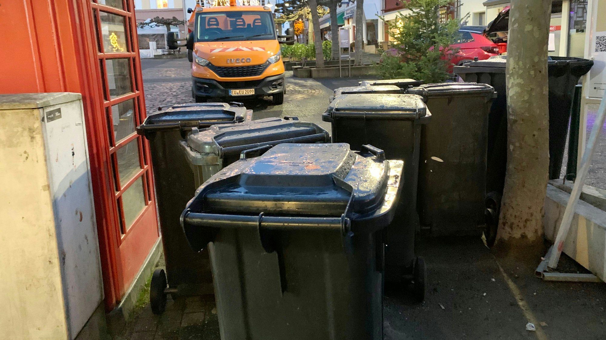 Das Bild zeigt mehrere Mülltonnen