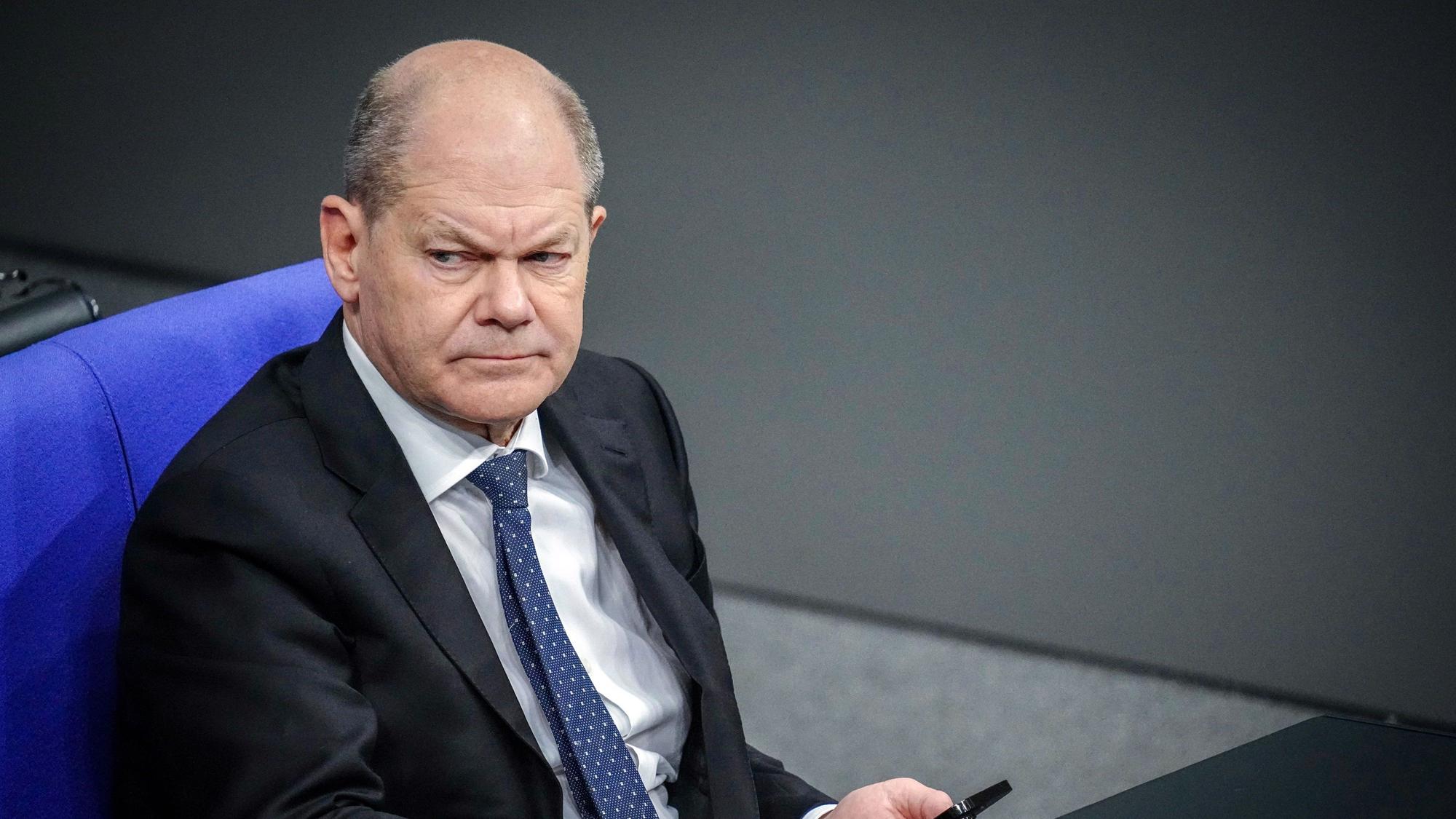 Bundeskanzler Olaf Scholz (SPD) nimmt an der Sitzung des Bundestags mit der Regierungserklärung teil. In der Nacht haben sich die Ampelparteien auf einen Bundeshaushalt für das Jahr 2024 geeinigt.