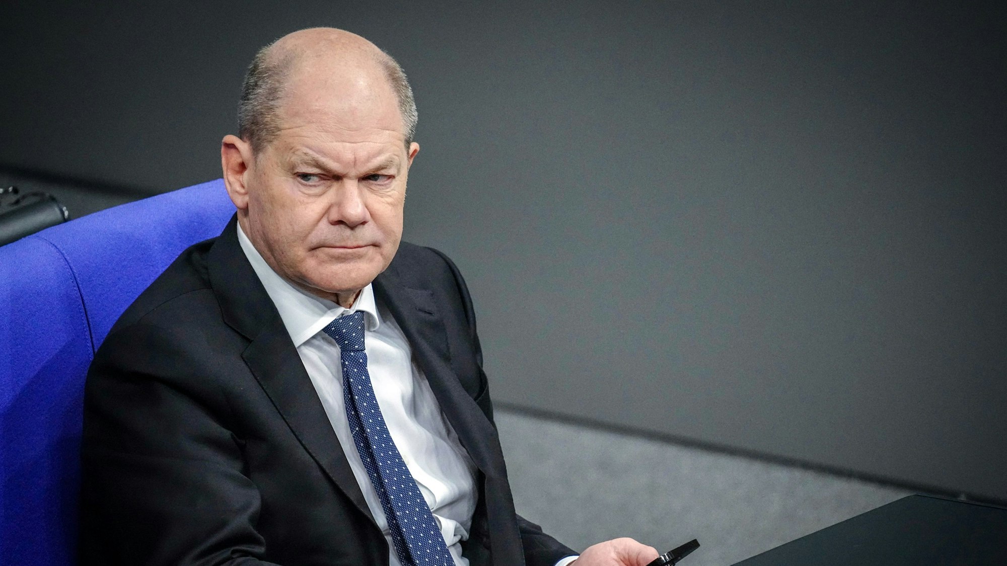Bundeskanzler Olaf Scholz (SPD) nimmt an der Sitzung des Bundestags mit der Regierungserklärung teil. In der Nacht haben sich die Ampelparteien auf einen Bundeshaushalt für das Jahr 2024 geeinigt.