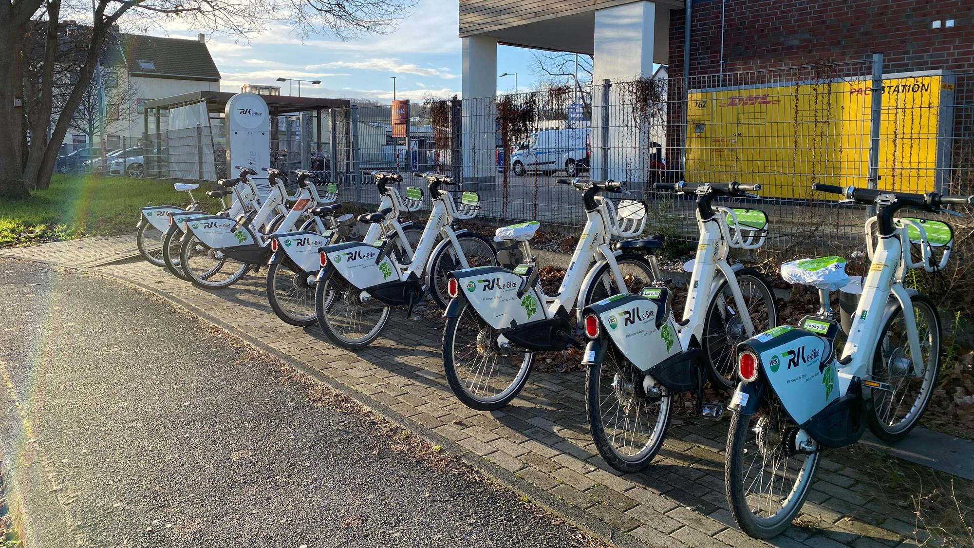RVK-Leihräder stehen am Roisdorfer Bahnhof.