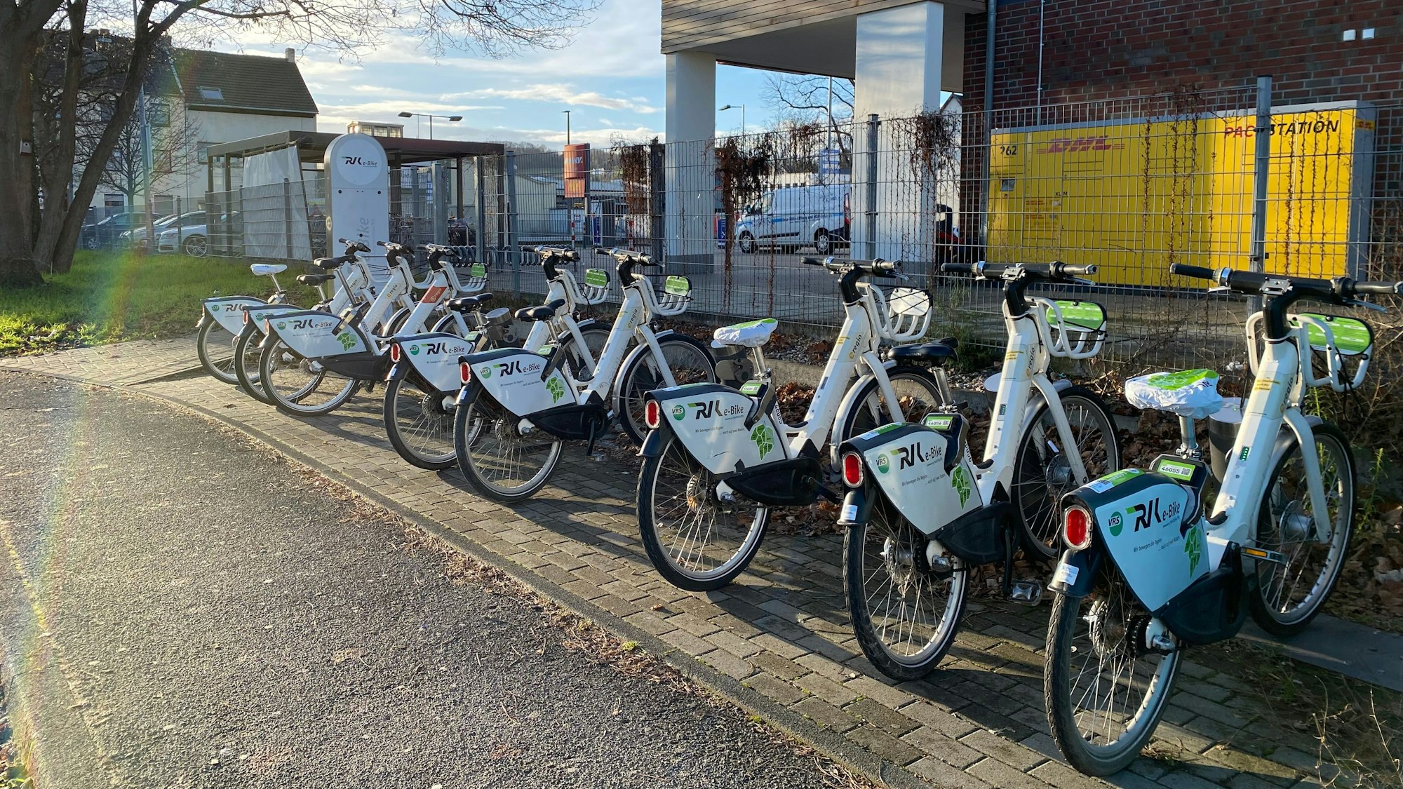 RVK-Leihräder stehen am Roisdorfer Bahnhof.