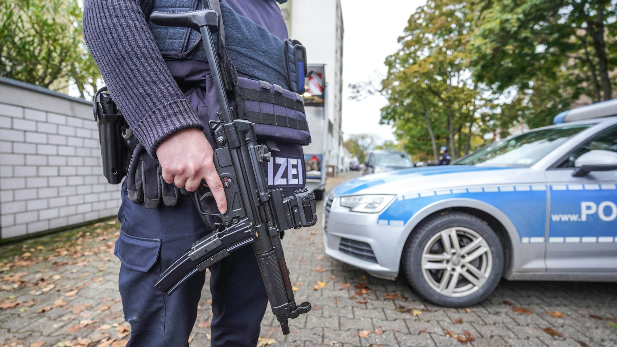 Ein bewaffneter Polizist steht in Ludwigshafen.