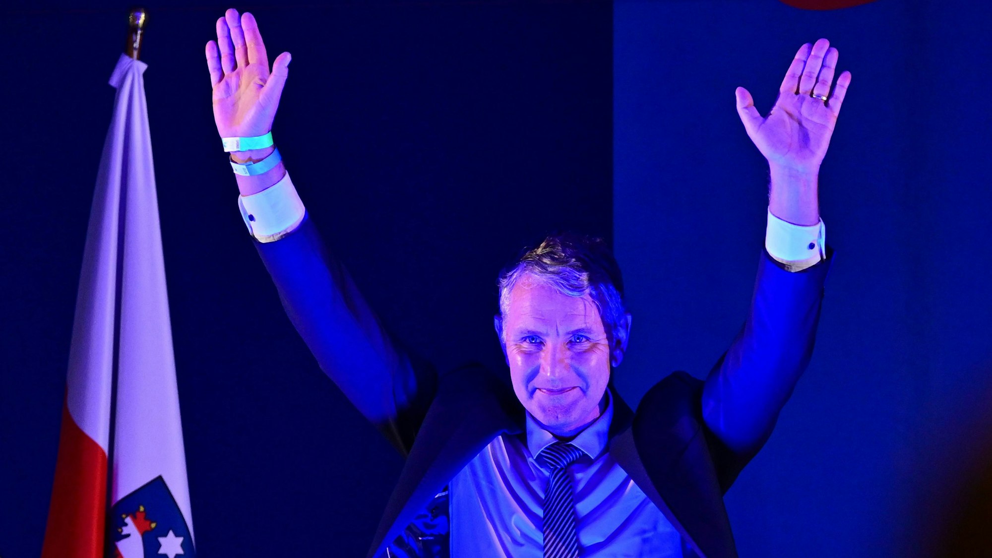 Björn Höcke, AfD-Landeschef in Thüringen, auf der Bühne. In Gera forderte der Faschist sein Publikum nun auf, eine SA-Losung zu skandieren. (Archivbild)