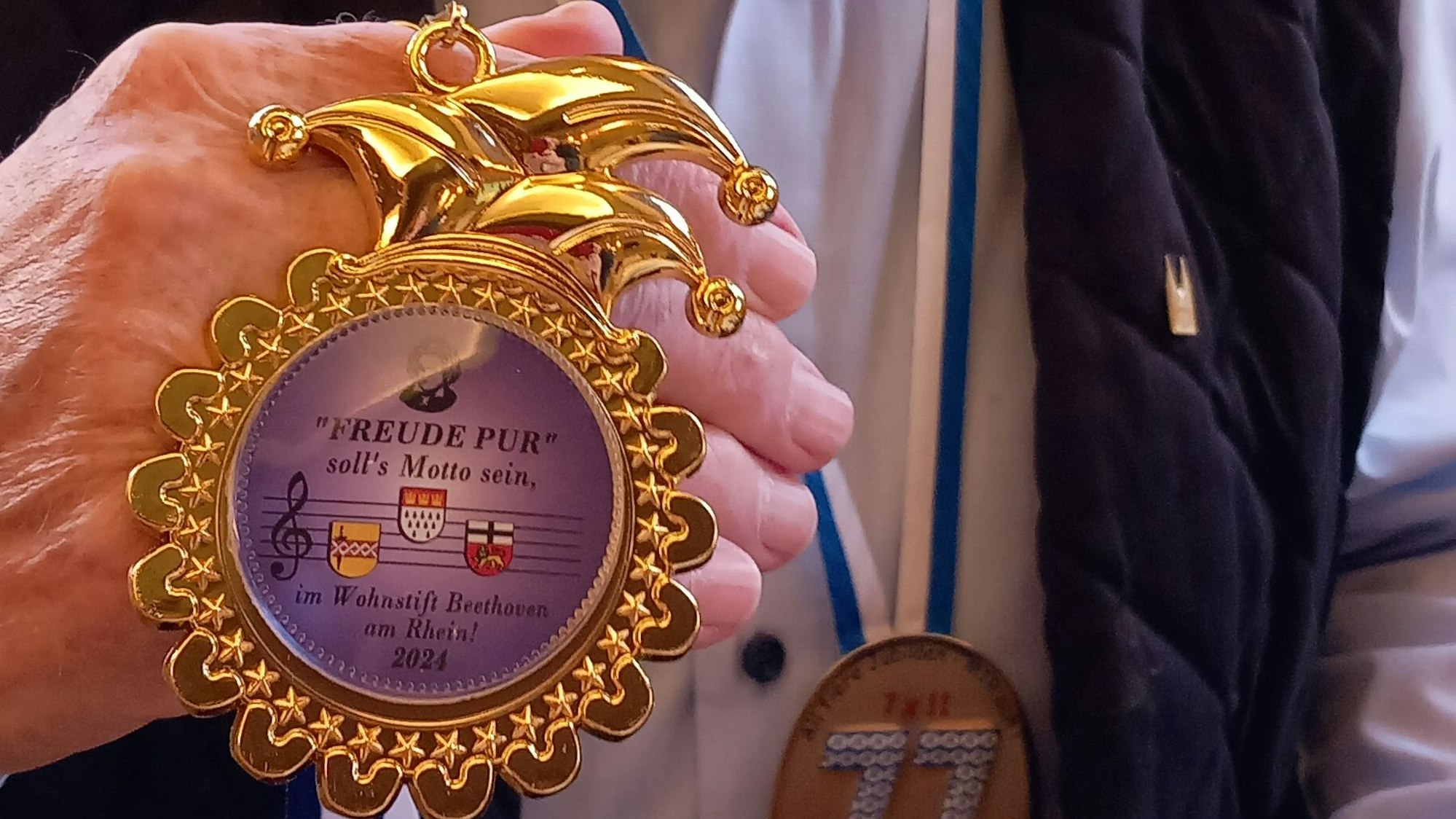 Heinz-Otto Schmitz-Pranghe (86) mit dem neuen Orden für die Sitzung im Wohnstift Beethoven in Bornheim (Trägt selbst den Rundschau-Jubiläumsorden)